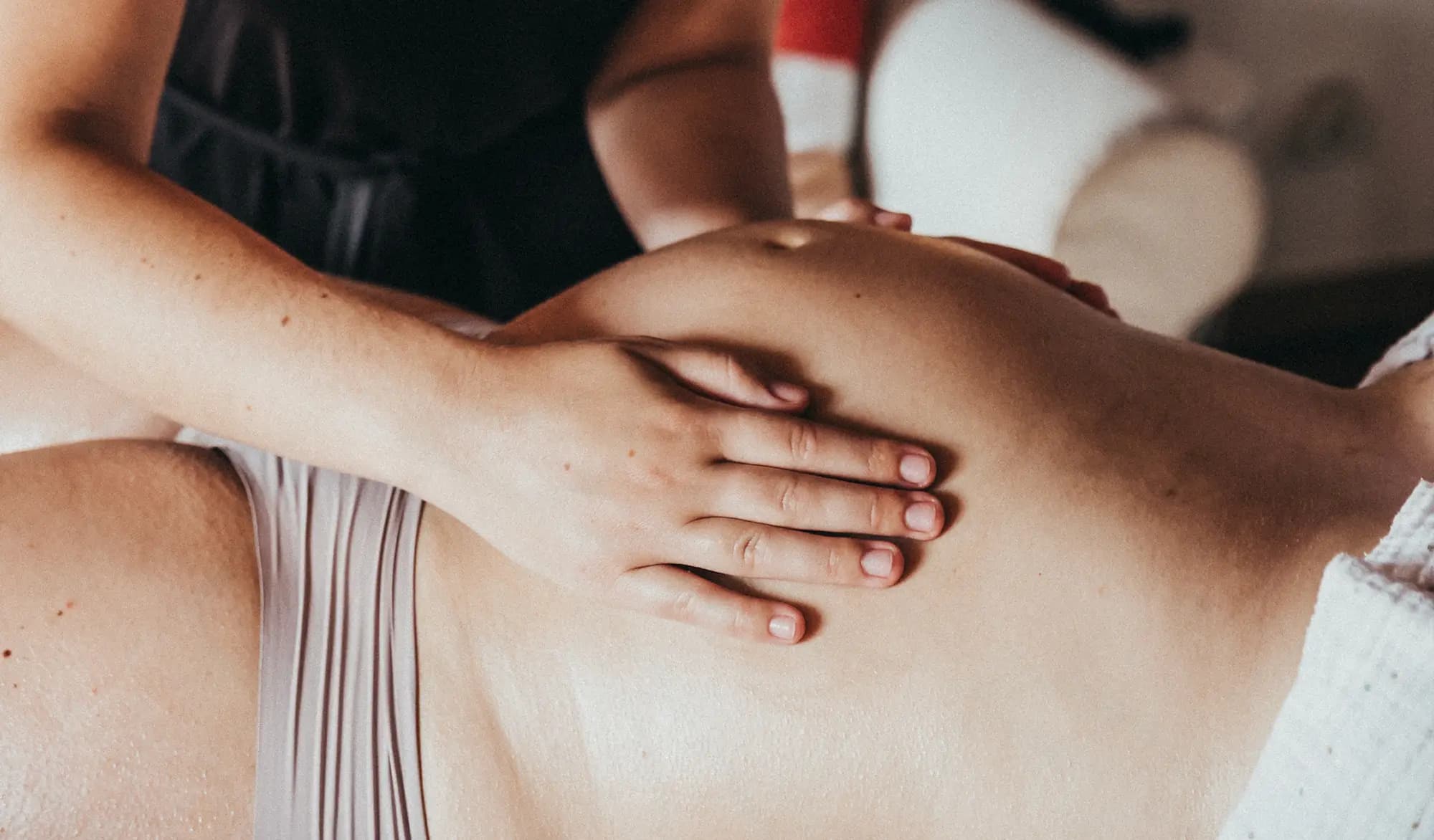Image de couverture pour Le massage prénatal : un soin essentiel pour vivre sereinement sa grossesse